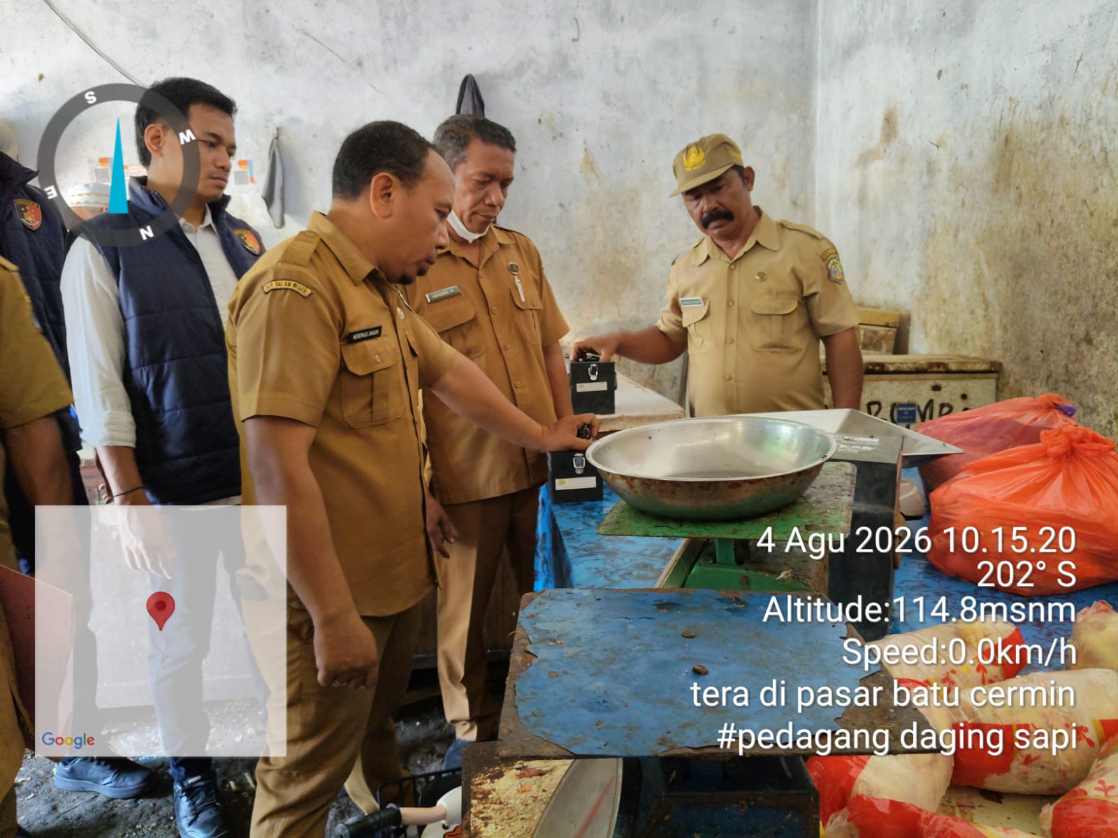 Tindak Lanjuti Aduan Masyarakat, Disdagrin Manggarai Barat Gelar Pengawasan Timbangan di Pasar Batu Cermin